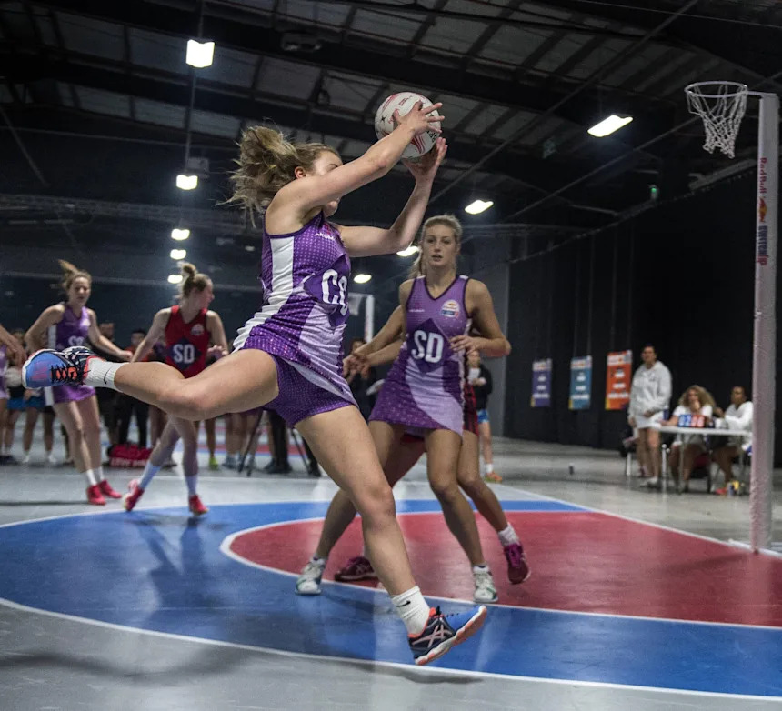 Banco de imagens : esporte, jogos, Toque, masculino, jovem, basquetebol,  Atlético, açao, concorrência, Esportes, Canadá, canadense, uniforme,  expressão, quadra, atleta, passar, cara engraçada, concorrente, jogo de  bola, colegial, jogador de voleibol, time